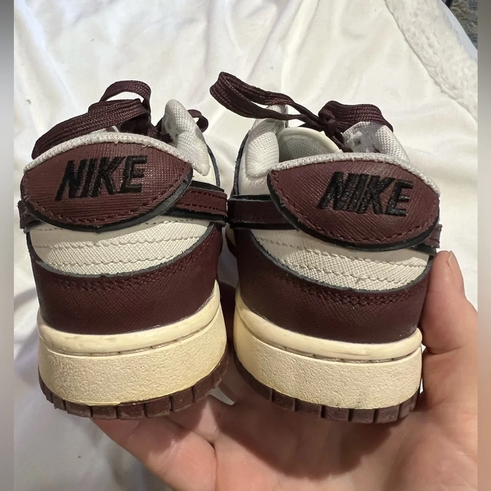 Nike Women’s Dunk Low SE Sisterhood Sneaker in Size 5.5. Style DV1160